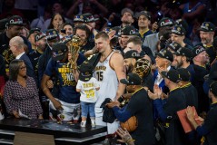 NBA风云再起：伦纳德合同谜团，快船队与雄鹿队争夺战